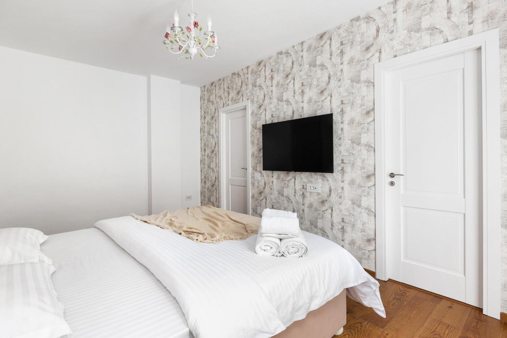 Peak Aparthotel - Old Town - By Cityhost Braşov Extérieur photo