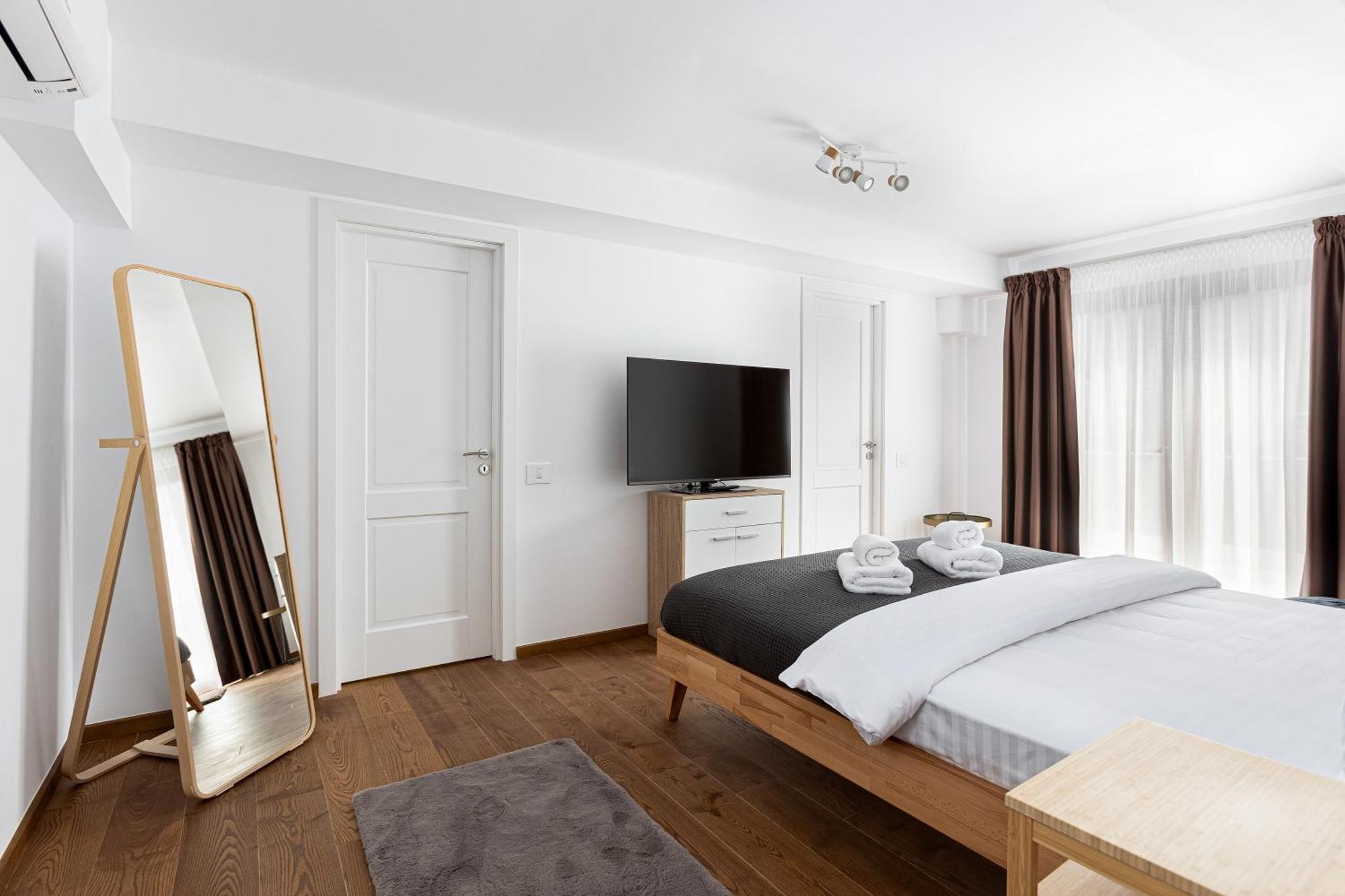 Peak Aparthotel - Old Town - By Cityhost Braşov Extérieur photo