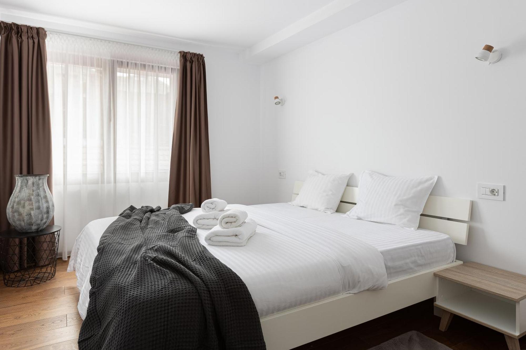 Peak Aparthotel - Old Town - By Cityhost Braşov Extérieur photo