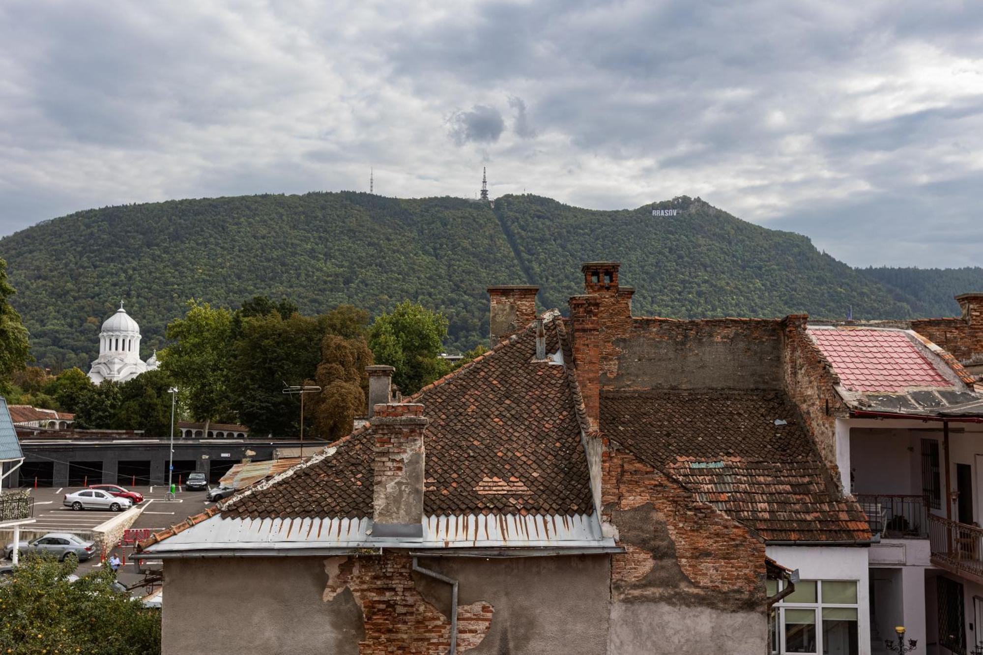 Peak Aparthotel - Old Town - By Cityhost Braşov Extérieur photo