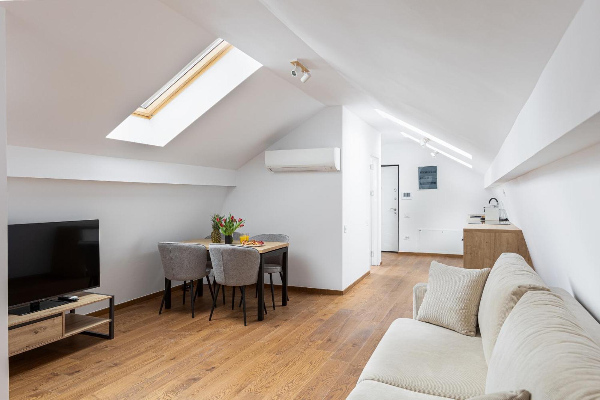 Peak Aparthotel - Old Town - By Cityhost Braşov Extérieur photo