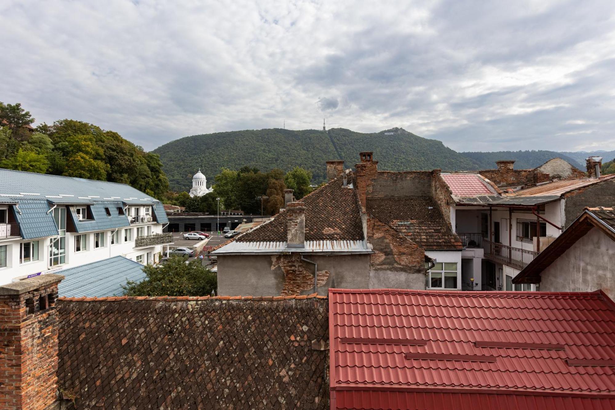 Peak Aparthotel - Old Town - By Cityhost Braşov Extérieur photo